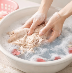 نحوه صحیح شستن لباس زیر در 7 مرحله 4 نحوه صحیح شستن لباس زیر